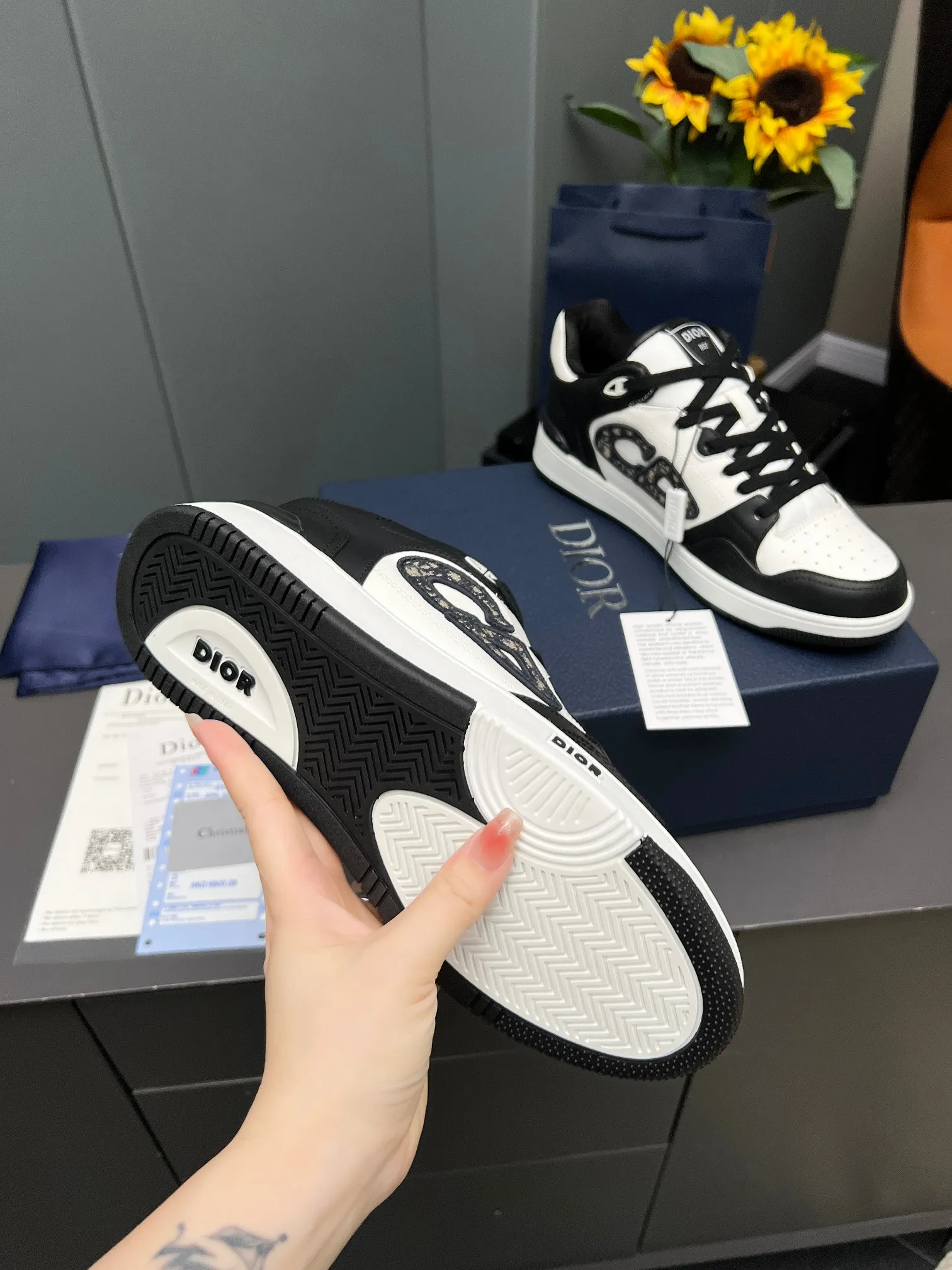 Men's Men's Shoes 💰600 Dior DiorB57 top version of low-top sneakers! ! ! Navy blue with beige smooth first-layer cowhide, fully oiled edges, T men's shoes 💰U outsole.  The 2024 autumn men's wear series has made a wonderful debut, a new classic item launched by Dior. Crafted from smooth first-grain cow leather in navy blue and beige, it's accented by a large leather heat-stamped CD logo on the sides. The distinctive laces of the same color match the color of the shoe body, and the opening and closing are decorated with various classic details on the tongue, sole and back side to enhance the style. The eyelet details, upper stitching and heel strip panels of the same color highlight the dynamic charm of its sports style. Exclusive two-color molded T men's shoes 💰U outsole is light, comfortable, non-slip and wear-resistant, the mesh lining and feet are customized with original colors, soft and breathable. Exquisite production technology highlights the grade, and can be matched with all kinds of clothing to create a refined look.